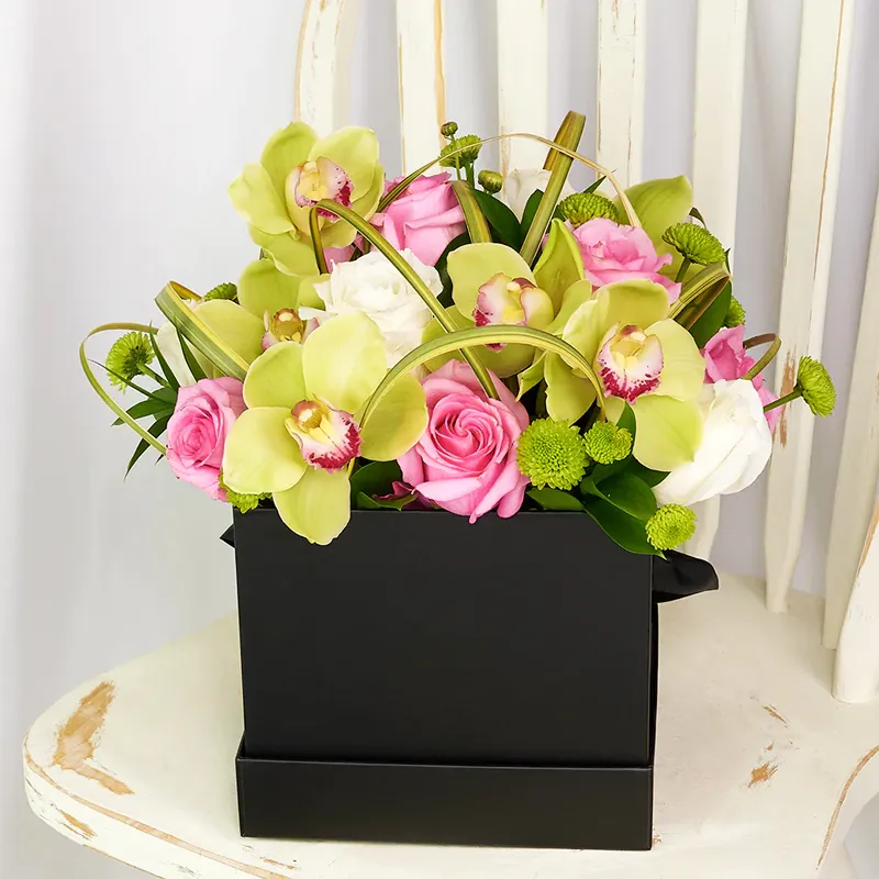 Цветы в коробке Яркий день